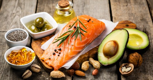 Salmón, aguacate, frutos secos y otros alimentos con omega-3 beneficiosas para la salud de la mujer