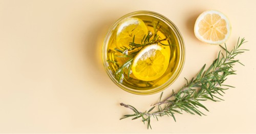 Foto de un tarro con aceite de oliva y limón, dos antioxidantes alimentarios naturales