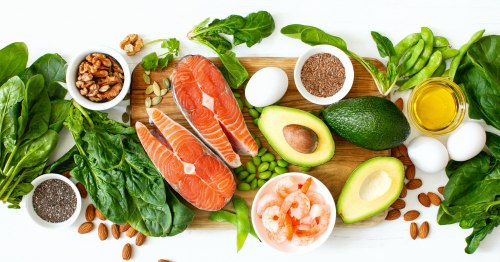 Imagen de varios alimentos ricos en Omega-3 que pueden ser de ayuda en la menopausia